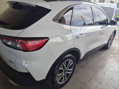 Oxford White 2020 Ford Escape SEL