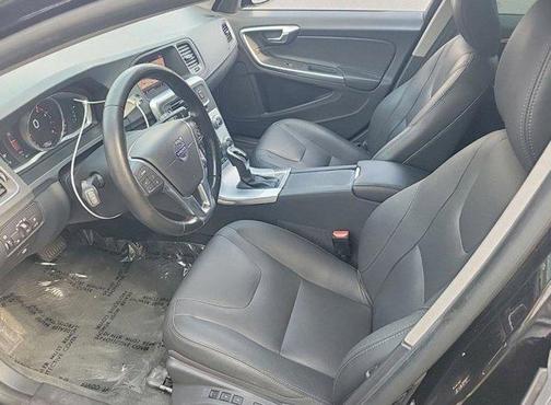 Onyx Black Metallic 2018 Volvo V60 Cross Country T5