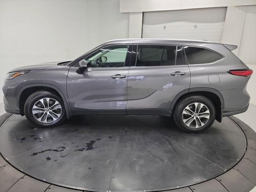 Magnetic Gray Metallic 2022 Toyota Highlander XLE