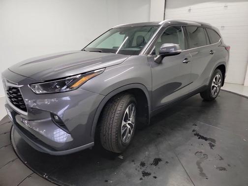 Magnetic Gray Metallic 2022 Toyota Highlander XLE