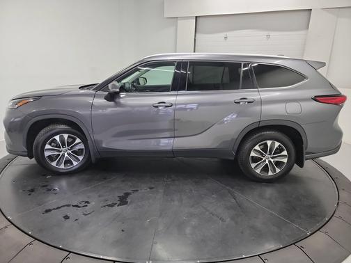 Magnetic Gray Metallic 2022 Toyota Highlander XLE