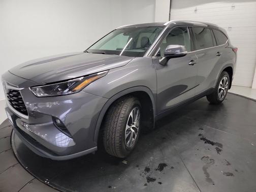 Magnetic Gray Metallic 2022 Toyota Highlander XLE