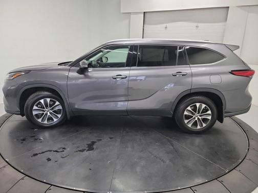Magnetic Gray Metallic 2022 Toyota Highlander XLE
