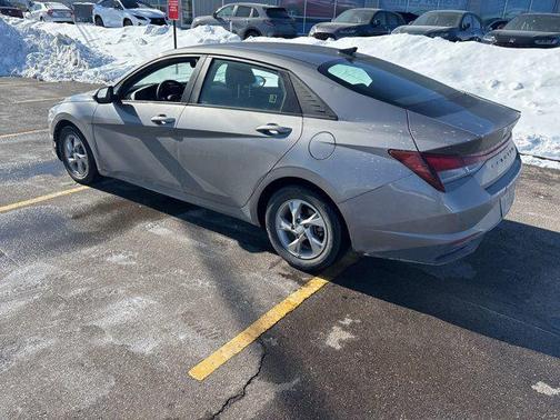 2021 Hyundai ELANTRA SE