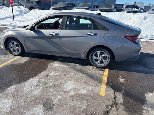 2021 Hyundai ELANTRA SE