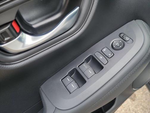 Platinum White Pearl 2026 Honda HR-V LX