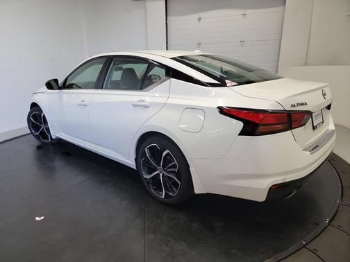 Pearl White Tricoat 2023 Nissan Altima SR FWD