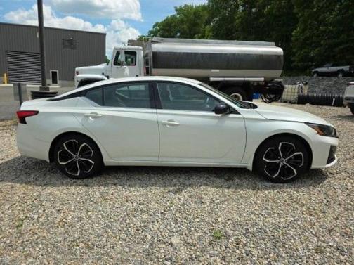 Pearl White Tricoat 2023 Nissan Altima SR FWD