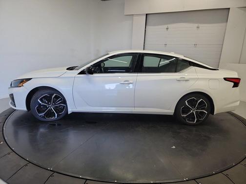 Pearl White Tricoat 2023 Nissan Altima SR FWD