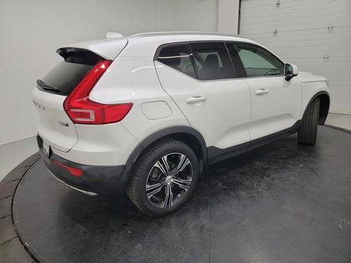 Crystal White Metallic 2020 Volvo XC40 T5 Inscription