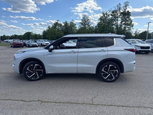 White Diamond 2022 Mitsubishi Outlander SEL 2.5 S-AWC