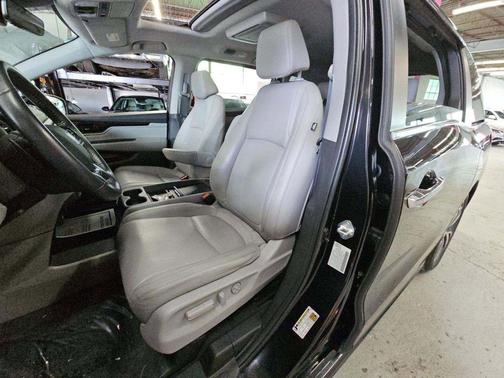 Crystal Black Pearl 2022 Honda Odyssey Touring