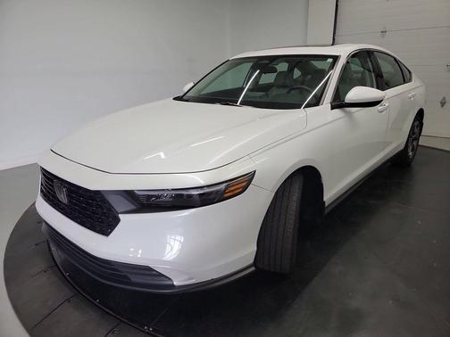 Platinum White Pearl 2023 Honda Accord EX
