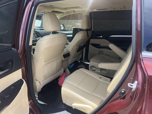 Ooh La La Rouge Mica 2018 Toyota Highlander SE