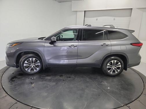 Magnetic Gray Metallic 2021 Toyota Highlander XLE