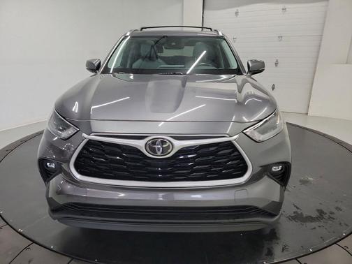 Magnetic Gray Metallic 2021 Toyota Highlander XLE