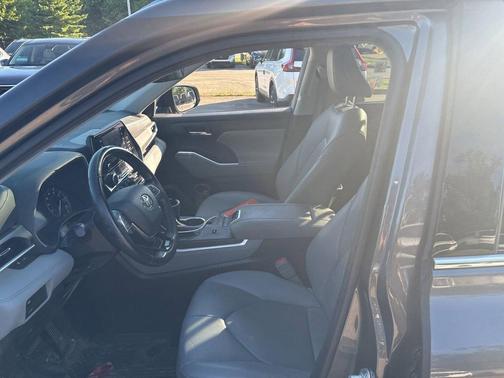 Magnetic Gray Metallic 2021 Toyota Highlander XLE