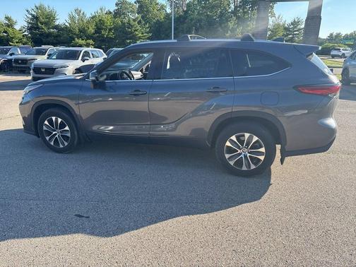 Magnetic Gray Metallic 2021 Toyota Highlander XLE
