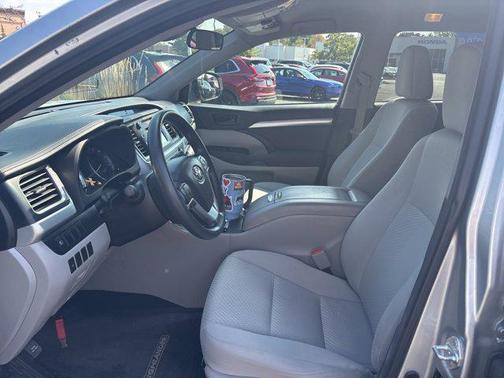 2017 Toyota Highlander LE I4