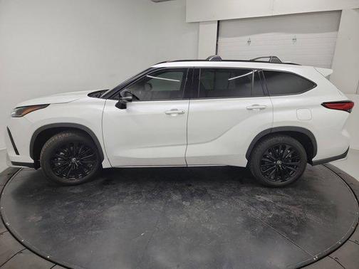 White 2023 Toyota Highlander XSE