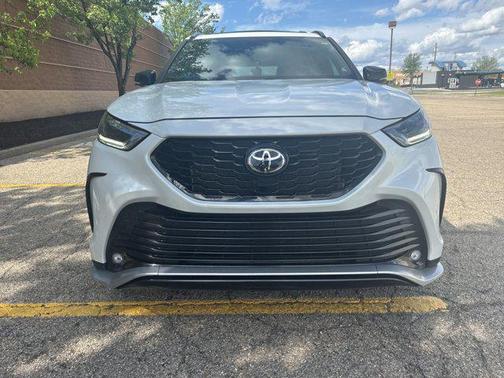 White 2023 Toyota Highlander XSE