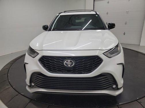 White 2023 Toyota Highlander XSE