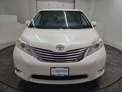 2017 Toyota Sienna XLE