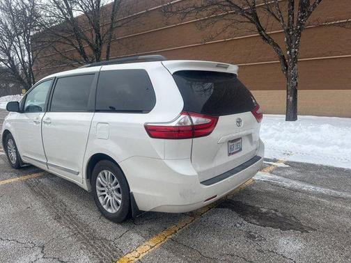 2017 Toyota Sienna XLE