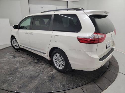 2017 Toyota Sienna XLE