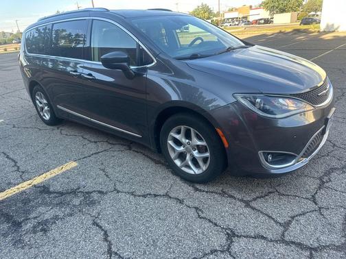 Granite Crystal Metallic Clearcoat 2017 Chrysler Pacifica Touring-L