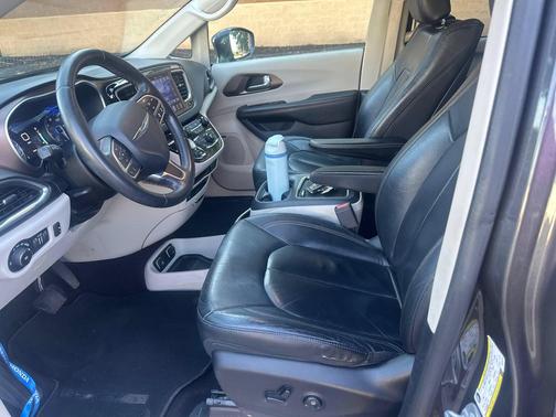 Granite Crystal Metallic Clearcoat 2017 Chrysler Pacifica Touring-L