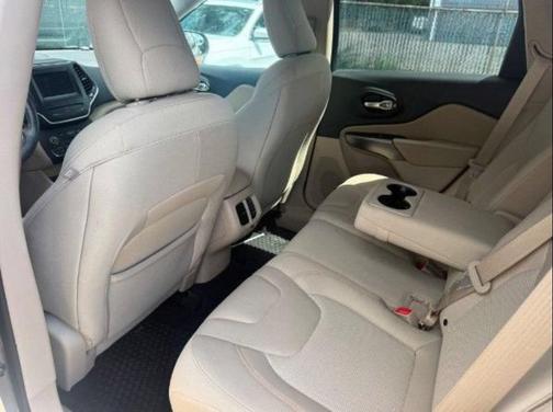 Light Brownstone Pearlcoat 2019 Jeep Cherokee Latitude