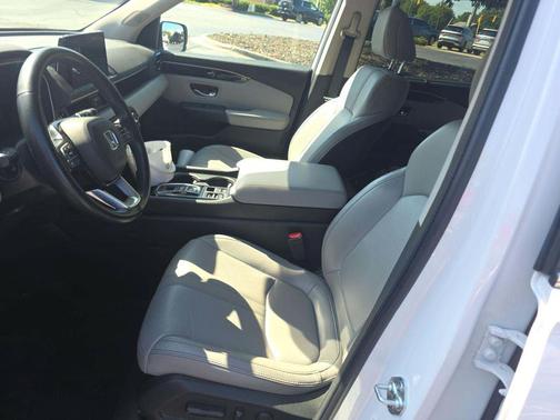 Platinum White Pearl 2023 Honda Pilot AWD EX-L 8 Passenger