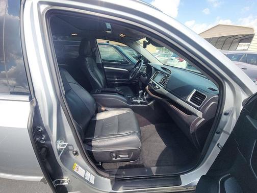 Celestial Silver Metallic 2018 Toyota Highlander XLE