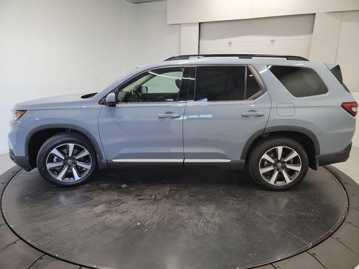 Obsidian Blue Pearl 2024 Honda Pilot Touring 8-Passenger