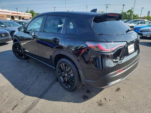 Crystal Black Pearl 2027 Honda HR-V Sport