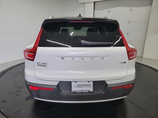 Crystal White Metallic 2021 Volvo XC40 T5 Momentum