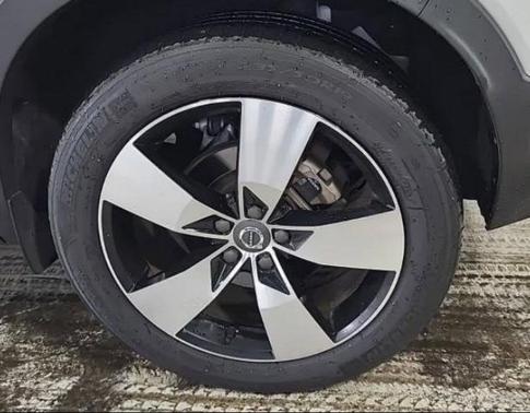 Crystal White Metallic 2021 Volvo XC40 T5 Momentum
