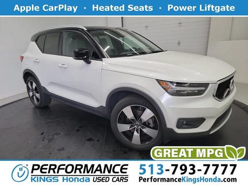 Crystal White Metallic 2021 Volvo XC40 T5 Momentum
