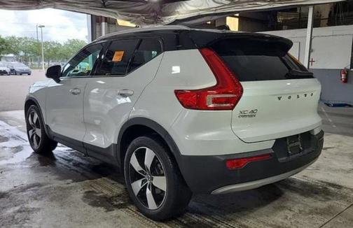Crystal White Metallic 2021 Volvo XC40 T5 Momentum