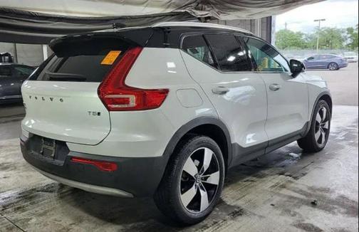 Crystal White Metallic 2021 Volvo XC40 T5 Momentum