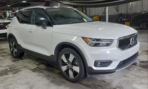 Crystal White Metallic 2021 Volvo XC40 T5 Momentum