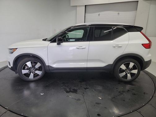 Crystal White Metallic 2021 Volvo XC40 T5 Momentum