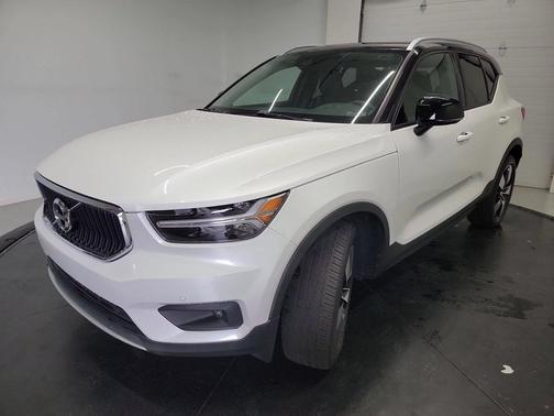 Crystal White Metallic 2021 Volvo XC40 T5 Momentum