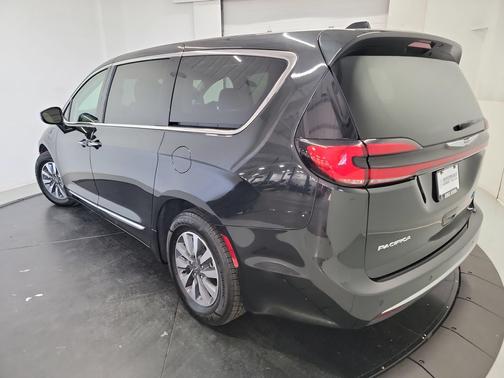 Brilliant Black Crystal Pearlcoat 2023 Chrysler Pacifica Hybrid Limited