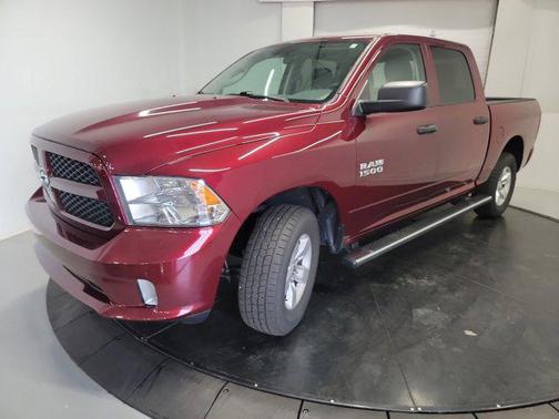 Brilliant Black Crystal Pearlcoat 2018 RAM 1500 Express