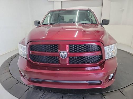 Brilliant Black Crystal Pearlcoat 2018 RAM 1500 Express