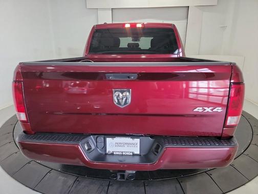 Brilliant Black Crystal Pearlcoat 2018 RAM 1500 Express
