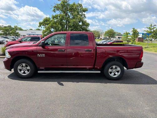 Brilliant Black Crystal Pearlcoat 2018 RAM 1500 Express