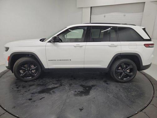 Bright White Clearcoat 2023 Jeep Grand Cherokee Altitude